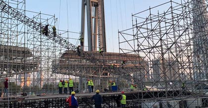 活動執(zhí)行現(xiàn)場進行舞臺搭建階段LED顯示屏