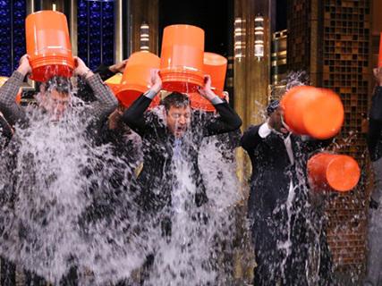 一場(chǎng)精心策劃的營(yíng)銷活動(dòng)傳播，冰桶挑戰(zhàn)