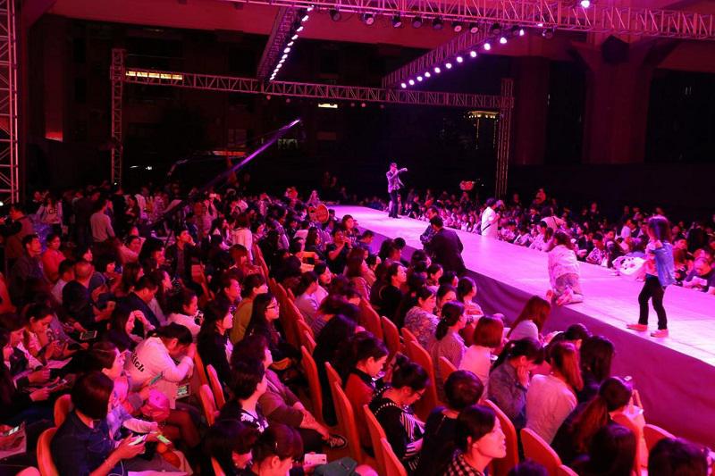 各地經(jīng)銷商齊聚一堂，秀場(chǎng)內(nèi)座無(wú)虛席