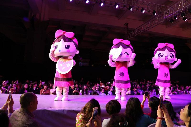 “小芬”熱場(chǎng)，跟觀眾互動(dòng)