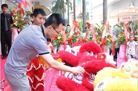 周六福珠寶東門(mén)直營(yíng)店開(kāi)業(yè)慶典隆重召開(kāi)