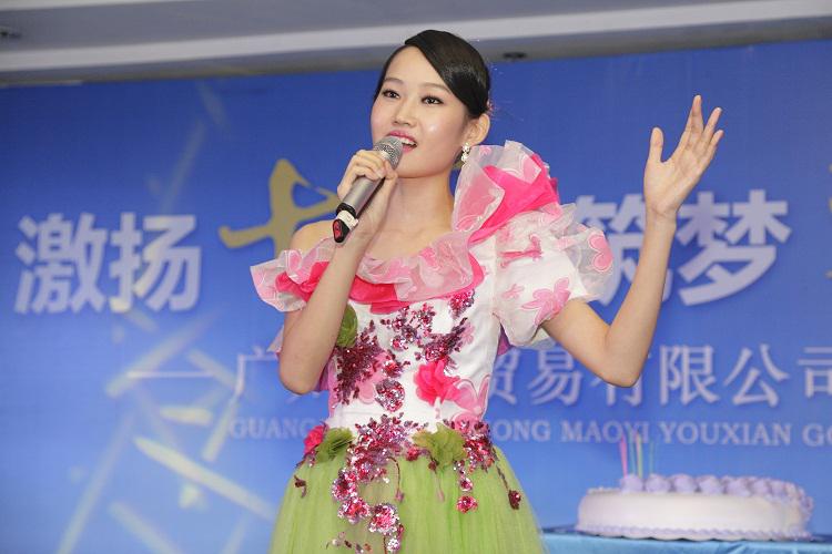 慶生儀式，女歌手領(lǐng)唱明天會(huì)更好