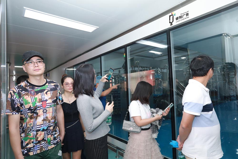 參觀(guān)廠(chǎng)房